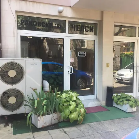 Chelsea House *